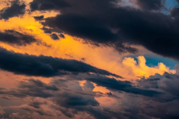 Blurry Dramatic Colorful Cloudscape Sunset Dark Cloud Pattern Copy Space — Stock Photo, Image