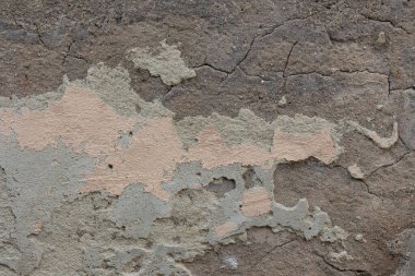 Eski, kirli, yıpranmış duvardan dökülen alçı tabakaları onarılmaya hazır.