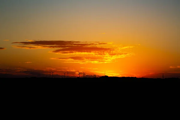 Восход Солнца Силуэтами Ветряных Турбин Горизонте — стоковое фото