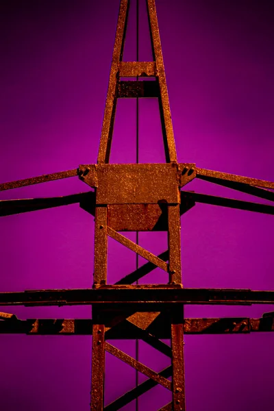 Oranžová Třpytivá Kovová Konstrukce Purpurovým Pozadím — Stock fotografie