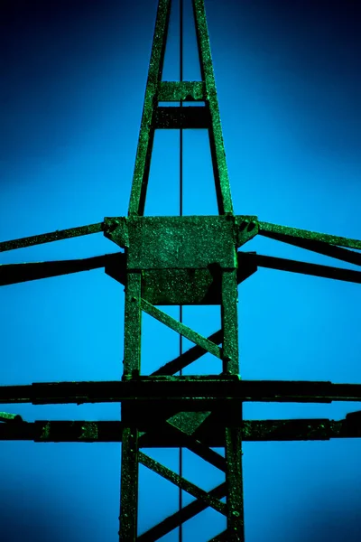 Zelená Třpytivá Kovová Konstrukce Modrým Pozadím — Stock fotografie