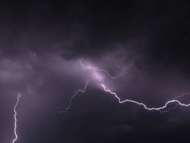 Buluttan çıkan yıldırımlara yaklaş