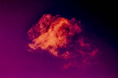 Koyu arkaplanda soyut kırmızı sıvı dokusu