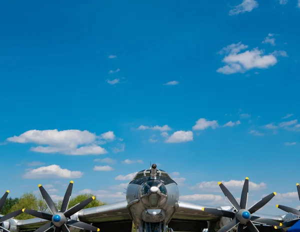 Vue de face du grand avion énorme avec quatre hélices — Photo