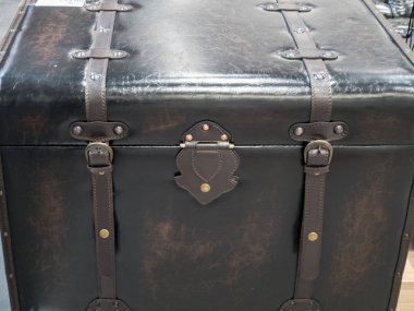 Ahşap sandık deriyle kaplı. dekoratif ev iç. korsan hazine sandığı için kullanın