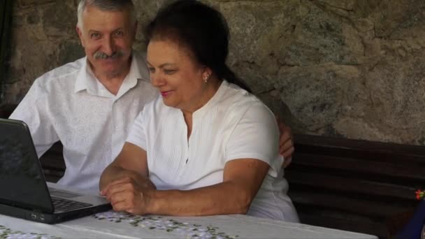 Šťastný starší pár s notebookem — Stock video