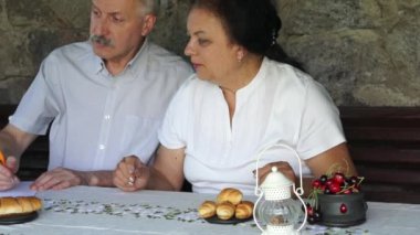 emekli üst düzey çift kafede çay istemiştim