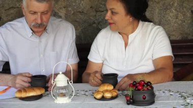 yaşlı çift koca ve karısı kahvaltı keyfi