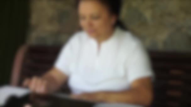Старая пожилая женщина открытый ноутбук — стоковое видео