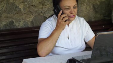 çekici eldery kadın evde çalışma