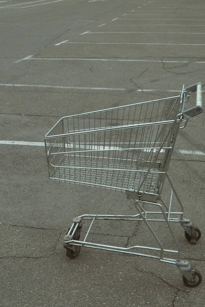 Close Empty Shopping Cart Parking Grocery Store Crisis Customers Can — Stock Photo, Image