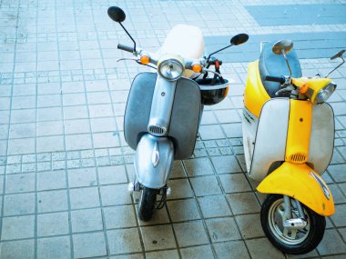 iki küçük vintage retro motobike scooter vespa Kiralık Park, bir çift için. Vintage bir görünüm ile kopya alanı