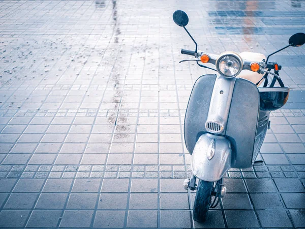 sevimli küçük vespa motobike scooter, kaldırım taşı Park. yağmurlu bir gün. Araba Kiralama paylaşım hizmeti kavramı. Vintage retro tarzı kopya alanı ile vurdu