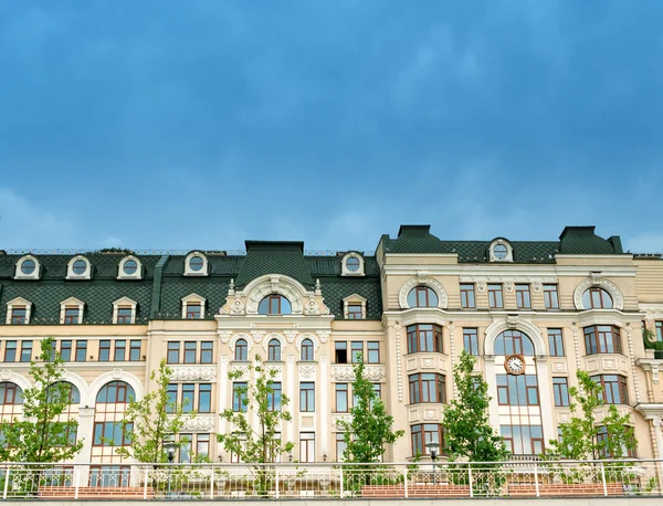 Vor Modernen Gebäuden Stadthaus Mit Terrassenbänken Und Bäumen Auf Geschlossenem — Stockfoto