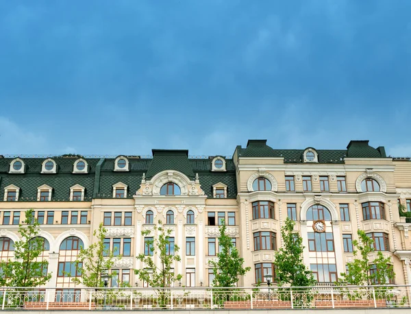 Voorkant Van Moderne Gebouwen Dorpshuis Met Terras Banken Bomen Gesloten — Stockfoto