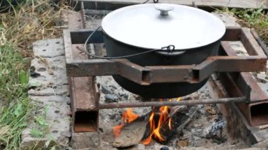 büyük kazan içinde açık ateş üzerinde pişirme Pilav çorba. duman ve sıcak hava dalgaları. düşük açılı yakın çekim