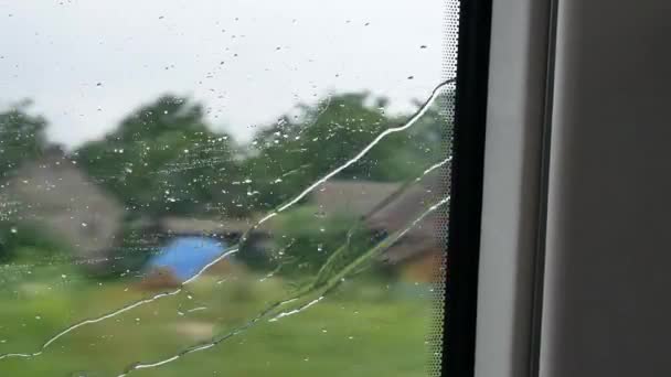 Zit Trein Venster Kijken Regenachtig Buiten Platteland Scène Passerende Buiten — Stockvideo