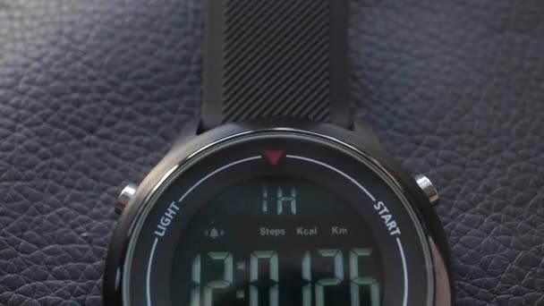 黑色皮革上的智能手表显示垂直平移 极端特写镜头 时间快到了 — 图库视频影像