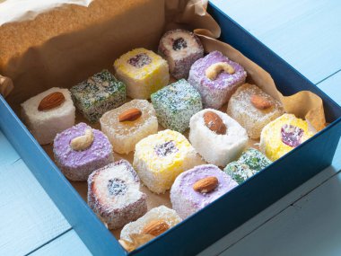 tatlı diş - Türk lokumu kutu için en iyi hediye. renkli jöle şeker fındık dolu. yakın çekim yan düşük açılı