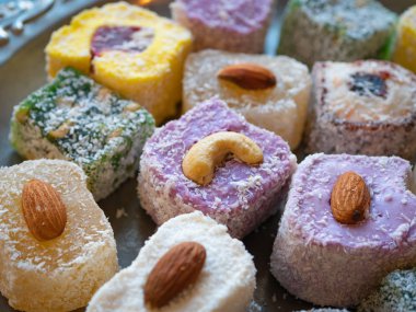 yakın çekim candys fındık gibi canlı Türk lokumu tatlı badem, kaju