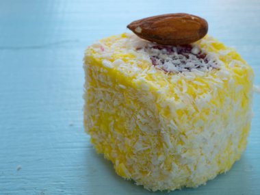 tatlı sarı Türk lokumu jöleli şeker üstüne badem ile yakın çekim