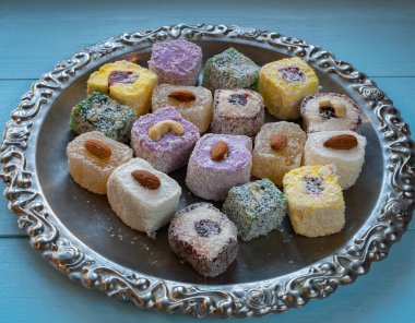 çeşitli Türk ile gümüş tepsi candys zevk. düşük açı yakın çekim yukarı