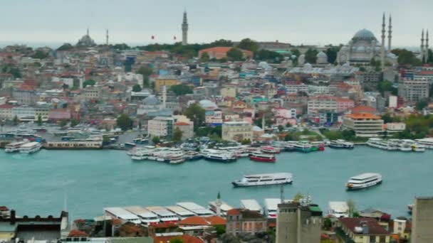 ゴールデンホーン湾 ガラタ橋 多くのフェリー船で橋の つのトルコ イスタンブールの街並みのパノラマ撮影 — ストック動画