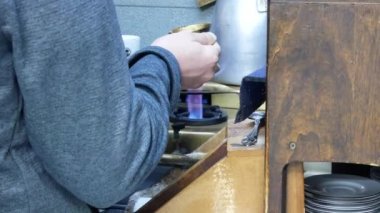 tradishional küçük bir kaba dökme Türk kahve adam