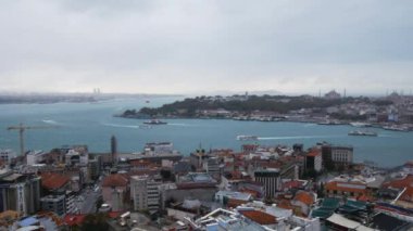 doğa manzaralı panorama cityscape görünümü Galata Kulesi Haliç Körfez yelken Istanbul çatılar ve gemiler feribot. geniş panoramik yüksek açı sola doğru atış