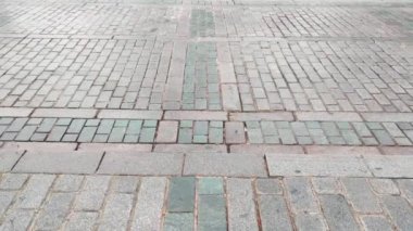 soldan sağa doğru hareket Sokak temizleme makinesi süpürme kaldırım. statik yakın çekim vurdu