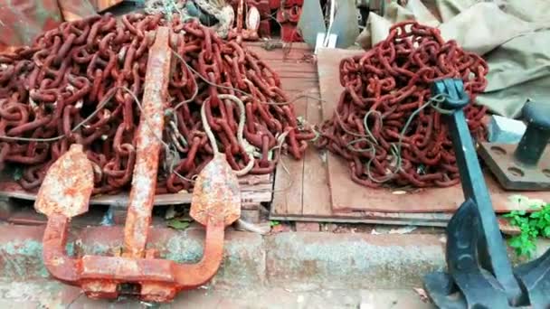 Grandes Anclas Oxidadas Pesadas Con Cadenas Para Barcos Mercado Orilla — Vídeo de stock