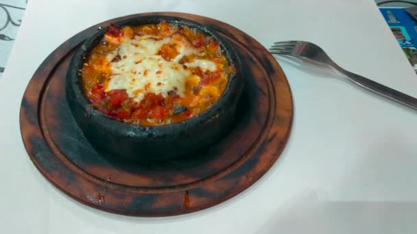 Camarones Hirviendo Con Verduras Cubiertas Con Queso Maceta Cerámica Quemada — Vídeo de stock