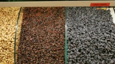 panoramik çekim yerel pazarda - kuru üzüm, Erik, kayısı, incir, Kuru meyveler, meyve tarihi