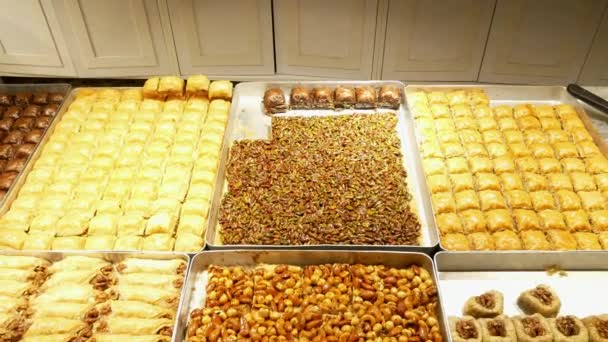 Turkse Baklava Met Veel Hazelnoten Bij Lokale Istanbul Shop Verticale — Stockvideo