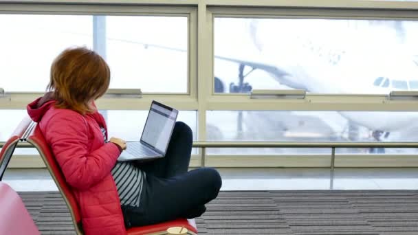 Joven Mujer Bonita Freelancer Esperando Salida Del Vuelo Sentado Terminal — Vídeo de stock