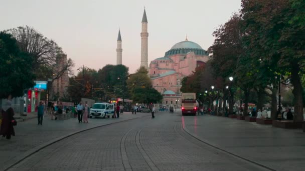 Istanbul Turquia Setembro 2018 Pessoas Caminhando Praça Sultanahmet Estrada Vazia — Vídeo de Stock