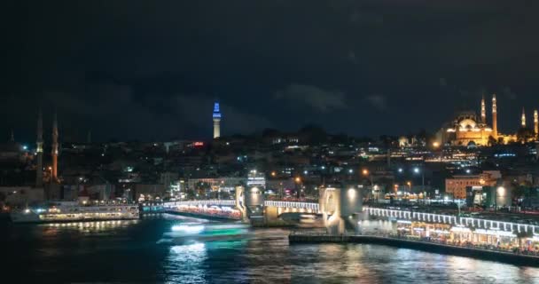 ゴールデンホーン湾のフェリーボート ガラタ橋と美しい Backight とスレイマニエ モスクで夜イスタンブールのタイムラプス ビデオを を表示します — ストック動画