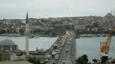 Araba, taksi, otobüs sürücüsü Atatürk Köprüsü, Istanbul, Türkiye'de. Yüksek açı görünümü normal hız 4k video