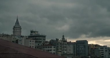 Galata Kulesi ve bulutlu gün Istanbul 'un çatılar Timelapse video