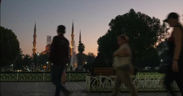 イスタンブール トルコ 2018 人が歩いて トワイライト夕暮れ写真やブルーモスク スルタンアフメット広場での Selfies を撮影します ローライト タイムラプス — ストック動画