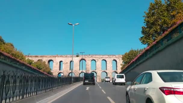 土耳其伊斯坦布尔 2018年9月24日 坐在出租车前座的阿尔维纳瓦伦塔渡槽下驾驶 — 图库视频影像