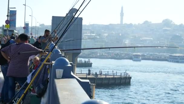 Istanbul Turquía Septiembre 2018 Vídeo Panorámico Pescadores Puente Galata Golfo — Vídeos de Stock