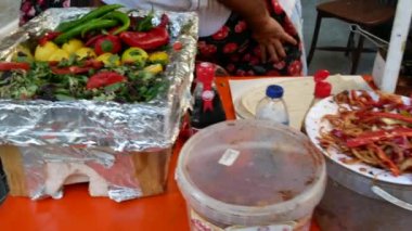 Istanbul, Türkiye - 24 Eylül 2018: Ünlü Ali Usta balık Ekmek sokak gıda balık pazarı yapma Mario. Uskumru, scomber baharat ve sebzeler Pide ile