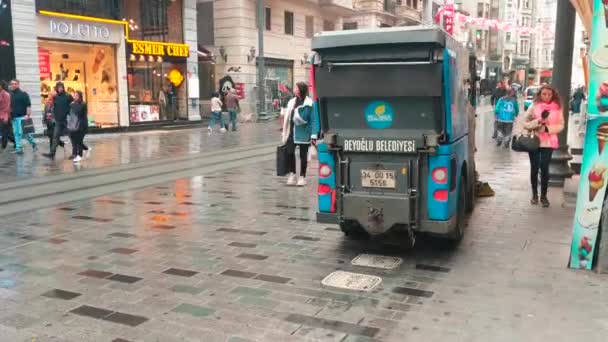 Istanbul Türkiye Eylül 2018 Yürüme Istiklal Caddesi Makine Süpürme Kaldırım — Stok video