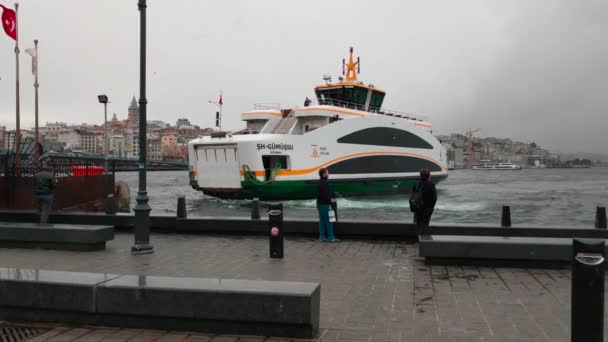 Istanbul Turkije September 2018 Veerboot Met Passagiers Docking Naar Pier — Stockvideo