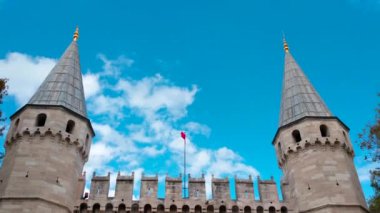 Istanbul, Türkiye - 26 Eylül 2018: Dikey panorama video giriş insanlar kalabalık ile Topkapı Sarayı, Kule Köprüsü üzerinde Türk bayrağı