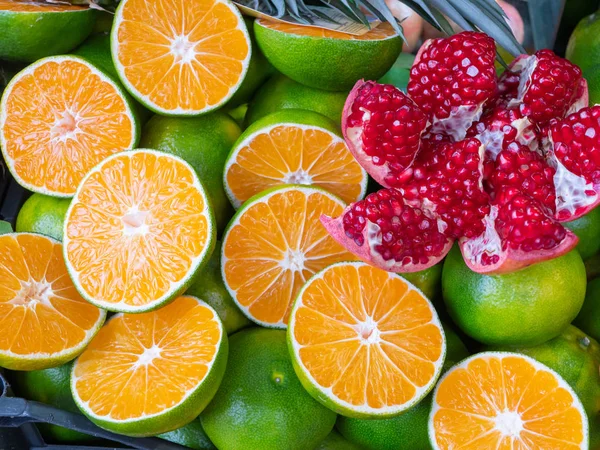 Close Sliced Pomeranate Lays Vivid Cutted Oranges Juicy Exotic Fruits — Stock Photo, Image