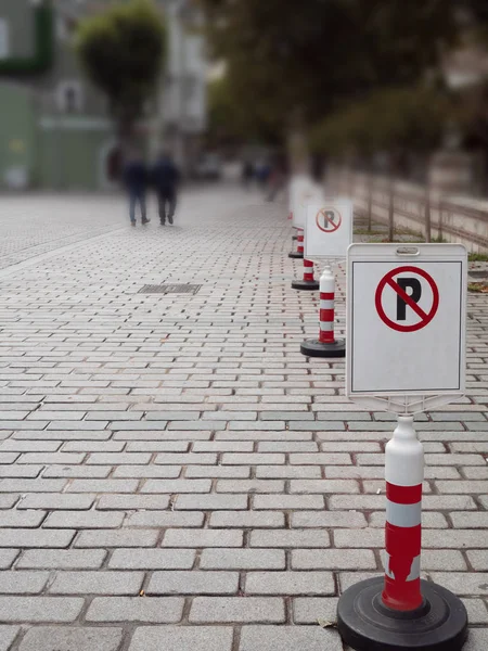 Não Sinais Estacionamento Pavimento Carros Estritamente Proibidos Área Pedestres Tiro — Fotografia de Stock