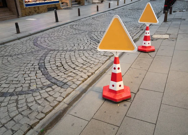 Achtung Orangefarbene Zapfen Mit Klaren Leeren Dreiecksschildern Für Parkverbote Fußgängerzonen — Stockfoto