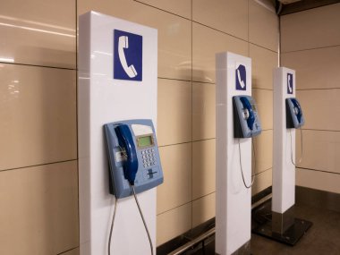 üç telefon bekleyen eski eski telefonlar Alışveriş Merkezi, Havaalanı. yan vurdu